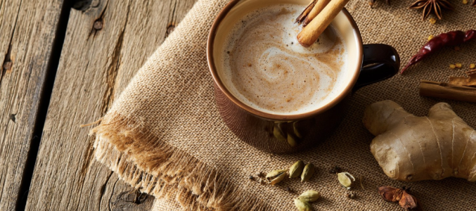 Café à la cardamome : histoire, bienfaits et recettes d’une tradition millénaire